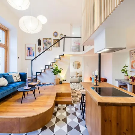 Art-inspired 4bed 2bath Gem By Fashion Street &dohany