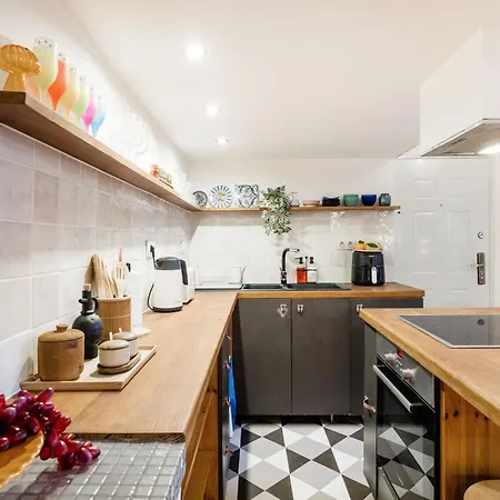 Art-inspired 4bed 2bath Gem By Fashion Street &dohany Apartment