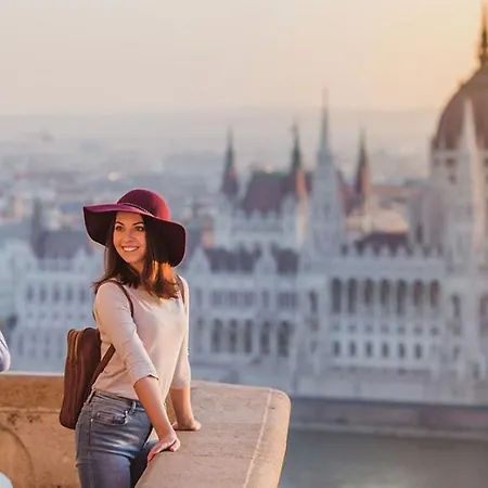 Art-inspired 4bed 2bath Gem By Fashion Street &dohany