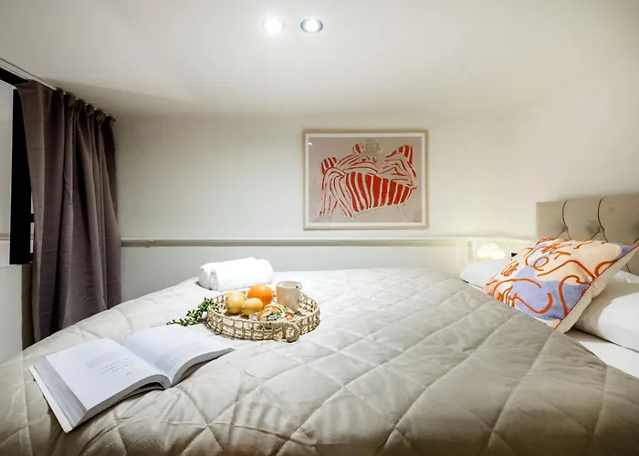 Art-inspired 4bed 2bath Gem By Fashion Street &dohany Daire