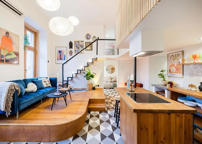 Art-inspired 4bed 2bath Gem By Fashion Street &dohany